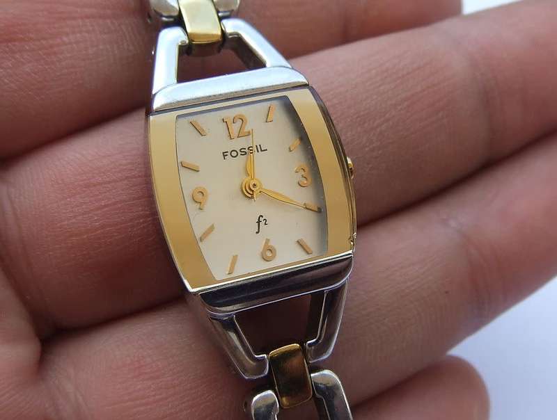 WOW !! A CLASSY GENUINE FOSSIL LADIES WATCH IN EXCELLENT WORKING CONDITION !! BRAND NEW BATTERY !!