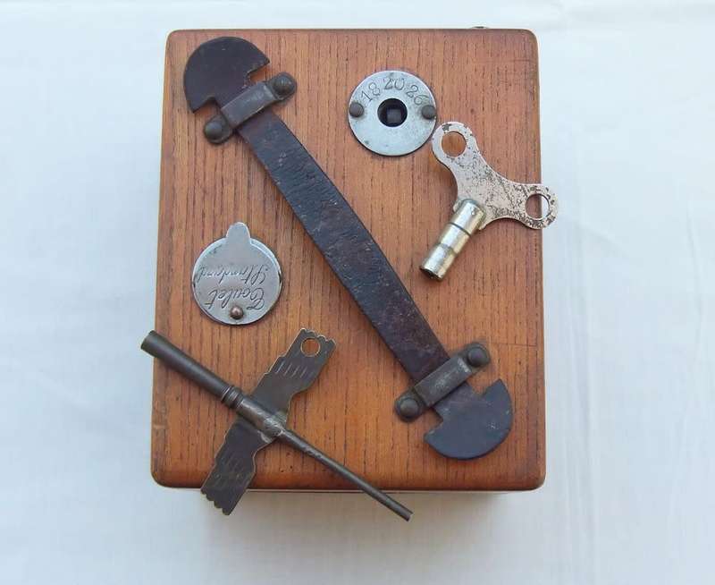 RARE FIND !! AN ANTIQUE PIGEON CLOCK BY HENRY MARTENS & COMPANY MADE IN BELGIUM CIRCA 1920 !! WOW !