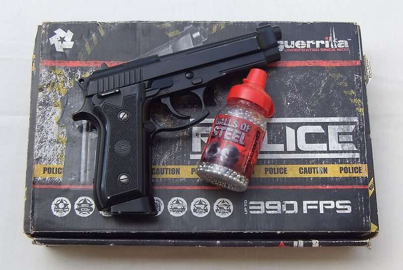 A VERY REALISTIC METAL GAS POWERED 9MM LOOKALIKE PISTOL IN WORKING CONDITION PLUS 100`S OF PELLETS