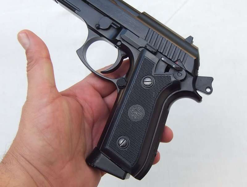 A VERY REALISTIC METAL GAS POWERED 9MM LOOKALIKE PISTOL IN WORKING CONDITION PLUS 100`S OF PELLETS
