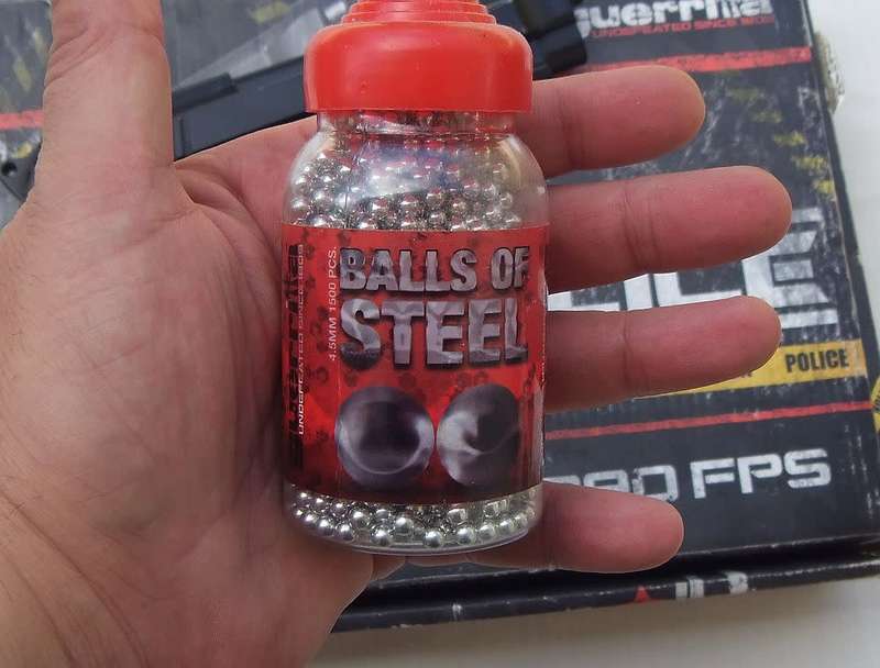 A VERY REALISTIC METAL GAS POWERED 9MM LOOKALIKE PISTOL IN WORKING CONDITION PLUS 100`S OF PELLETS