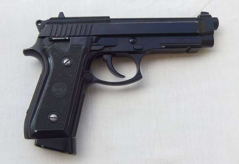 A VERY REALISTIC METAL GAS POWERED 9MM LOOKALIKE PISTOL IN WORKING CONDITION PLUS 100`S OF PELLETS