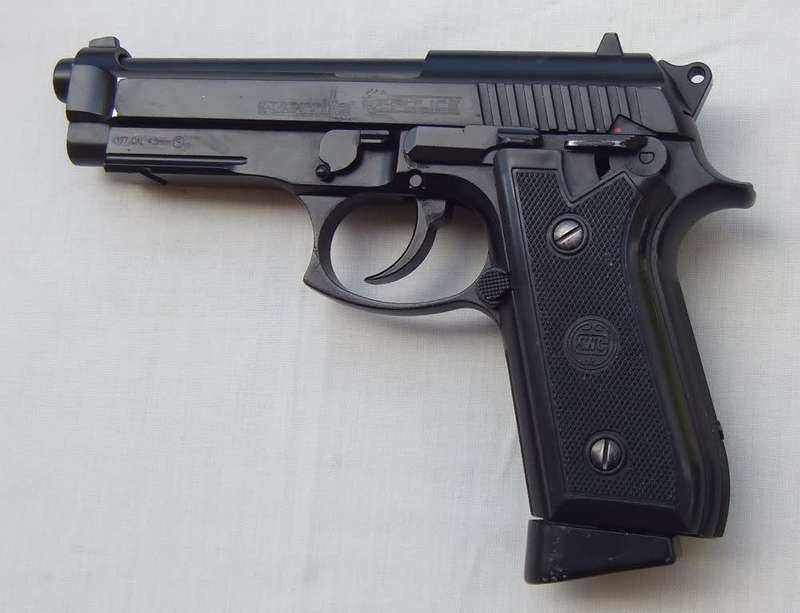 A VERY REALISTIC METAL GAS POWERED 9MM LOOKALIKE PISTOL IN WORKING CONDITION PLUS 100`S OF PELLETS