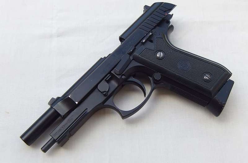 A VERY REALISTIC METAL GAS POWERED 9MM LOOKALIKE PISTOL IN WORKING CONDITION PLUS 100`S OF PELLETS