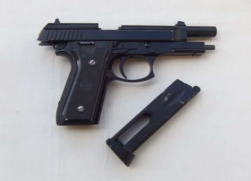 A VERY REALISTIC METAL GAS POWERED 9MM LOOKALIKE PISTOL IN WORKING CONDITION PLUS 100`S OF PELLETS