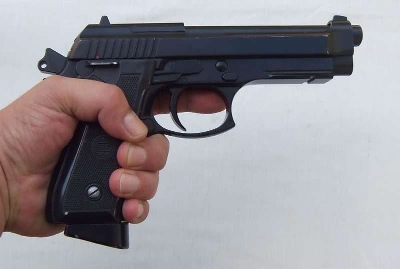 A VERY REALISTIC METAL GAS POWERED 9MM LOOKALIKE PISTOL IN WORKING CONDITION PLUS 100`S OF PELLETS