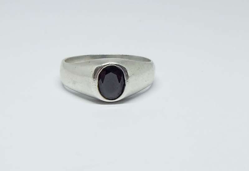 WOW !! AN INTRIGUING SOLID STERLING SILVER RING WITH A DARK FACETED INSET !! MUST SEE !!