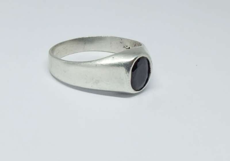 WOW !! AN INTRIGUING SOLID STERLING SILVER RING WITH A DARK FACETED INSET !! MUST SEE !!