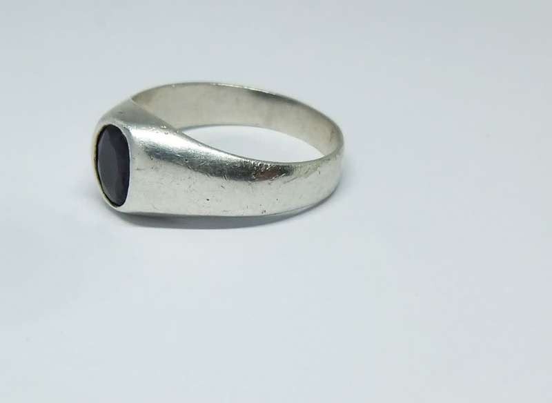 WOW !! AN INTRIGUING SOLID STERLING SILVER RING WITH A DARK FACETED INSET !! MUST SEE !!
