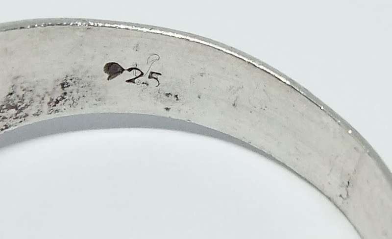 WOW !! AN INTRIGUING SOLID STERLING SILVER RING WITH A DARK FACETED INSET !! MUST SEE !!