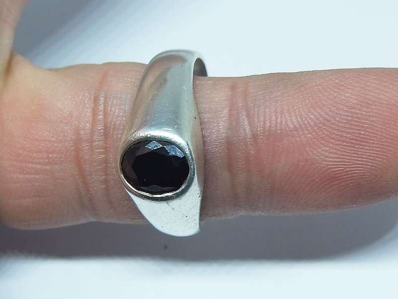 WOW !! AN INTRIGUING SOLID STERLING SILVER RING WITH A DARK FACETED INSET !! MUST SEE !!