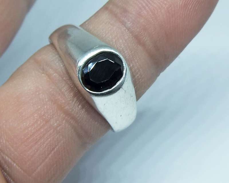 WOW !! AN INTRIGUING SOLID STERLING SILVER RING WITH A DARK FACETED INSET !! MUST SEE !!