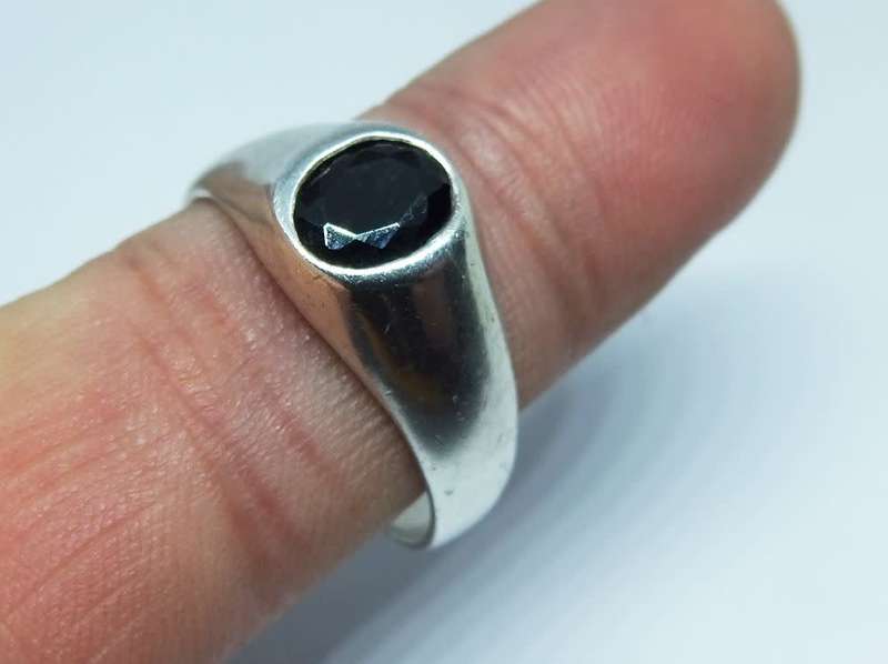 WOW !! AN INTRIGUING SOLID STERLING SILVER RING WITH A DARK FACETED INSET !! MUST SEE !!