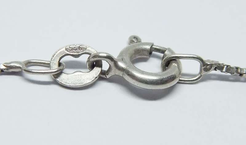 WOW !! AN UNUSUALLY DESIGNED SOLID STERLING SILVER CROSS PENDANT WITH A STERLING SILVER NECKLACE !!