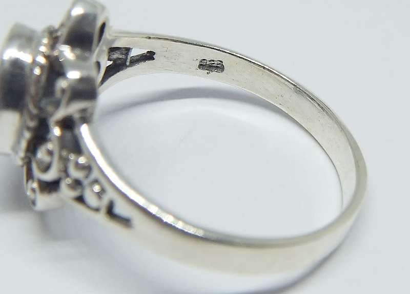 A genuine sterling silver ring with a faceted purple inset - Brand new - With gift box