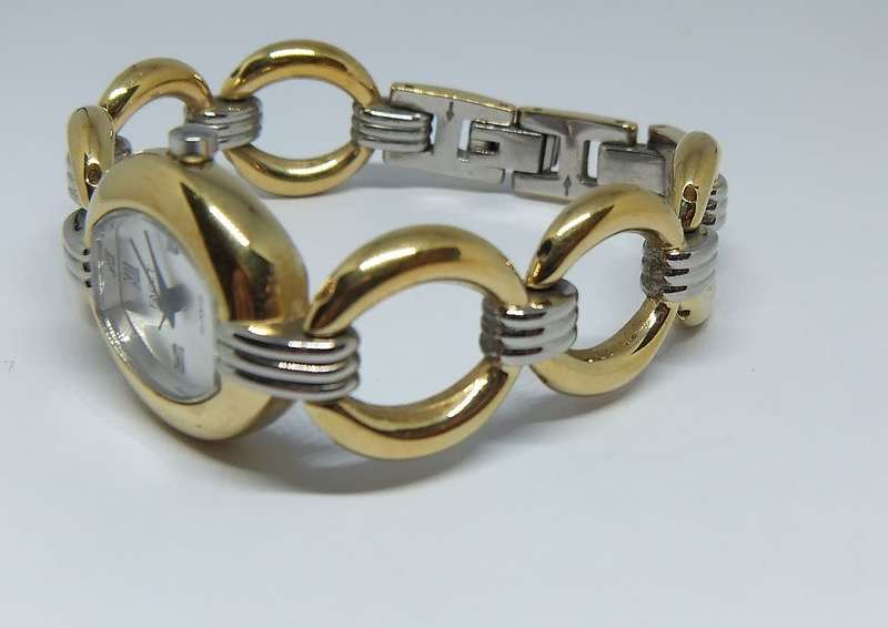 A classy ladies Facet wristwatch in excellent condition - Brand new battery - Working 100%