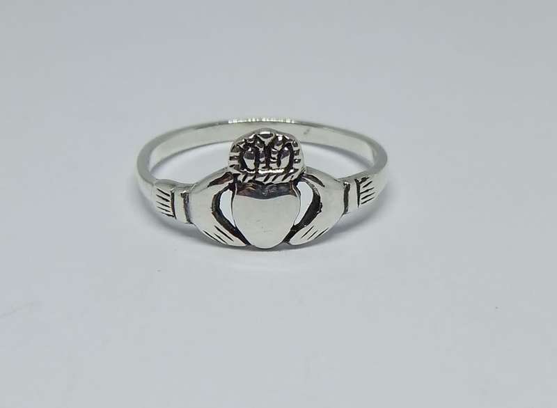 A sterling silver necklace with a sterling silver coin pendant + sterling silver Claddagh ring - NEW