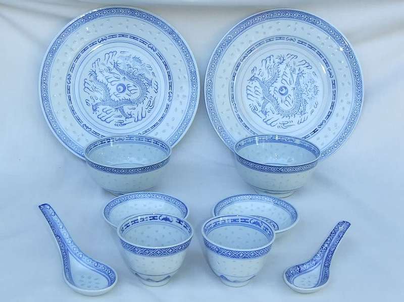 Ten pieces of vintage Chinese porcelain with dragon motif - Bid for the lot