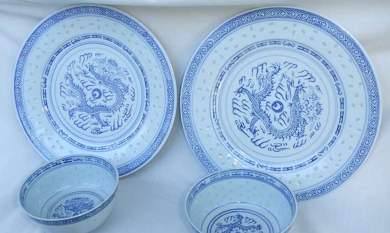 Ten pieces of vintage Chinese porcelain with dragon motif - Bid for the lot