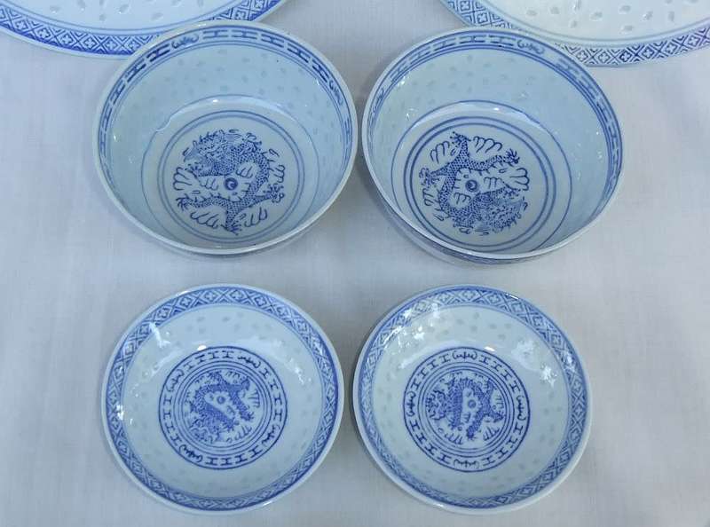 Ten pieces of vintage Chinese porcelain with dragon motif - Bid for the lot