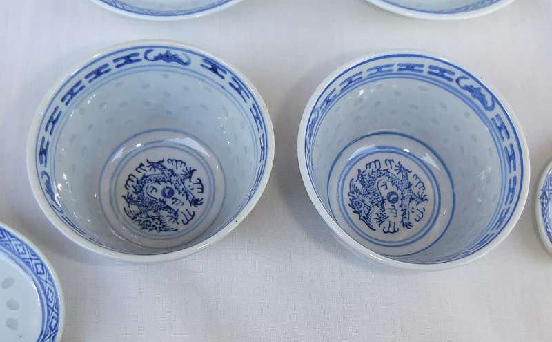 Ten pieces of vintage Chinese porcelain with dragon motif - Bid for the lot