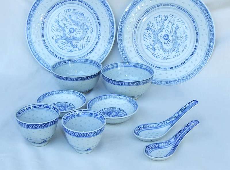 Ten pieces of vintage Chinese porcelain with dragon motif - Bid for the lot