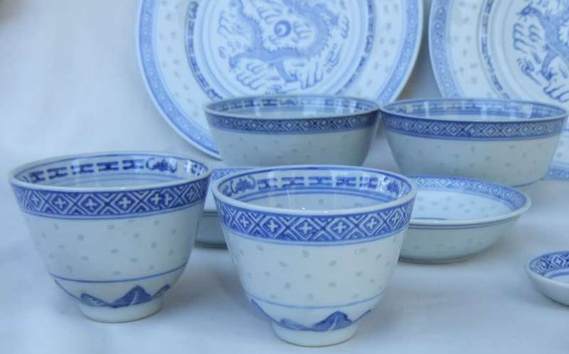 Ten pieces of vintage Chinese porcelain with dragon motif - Bid for the lot