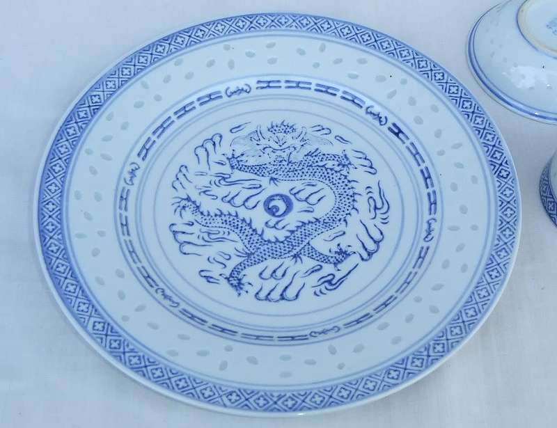 Ten pieces of vintage Chinese porcelain with dragon motif - Bid for the lot