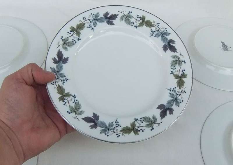 A set of 6 vintage Royal Doulton plates in the Burgundy pattern ( 1959 - 1981 )