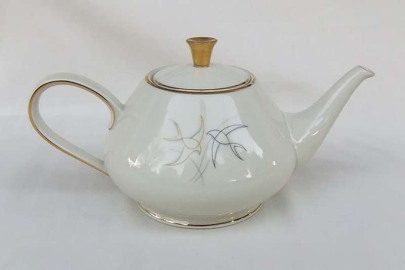 A stunning German porcelain teapot by Alka Bavaria in the Swallows pattern