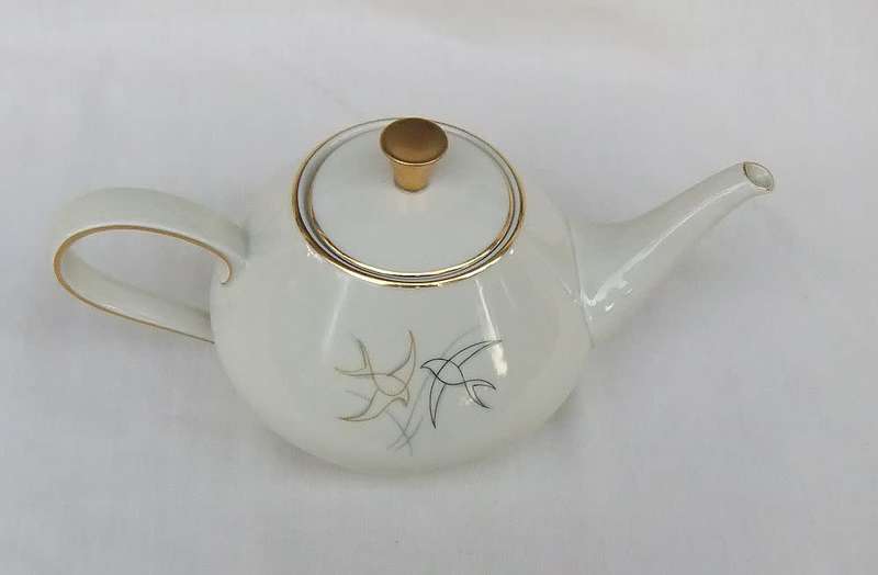 A stunning German porcelain teapot by Alka Bavaria in the Swallows pattern