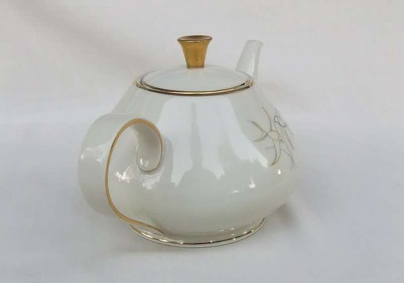 A stunning German porcelain teapot by Alka Bavaria in the Swallows pattern