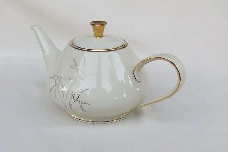 A stunning German porcelain teapot by Alka Bavaria in the Swallows pattern