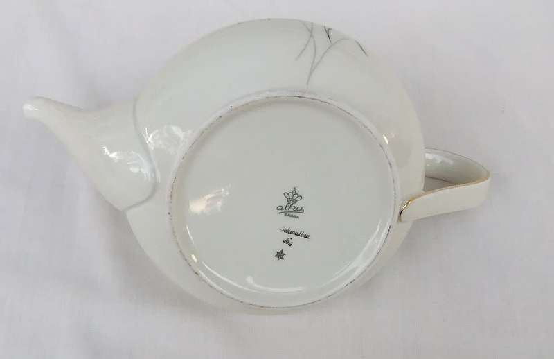 A stunning German porcelain teapot by Alka Bavaria in the Swallows pattern