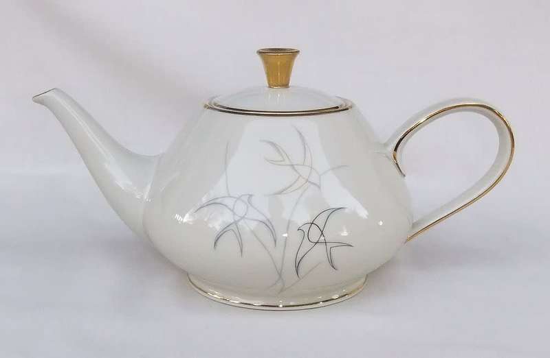 A stunning German porcelain teapot by Alka Bavaria in the Swallows pattern
