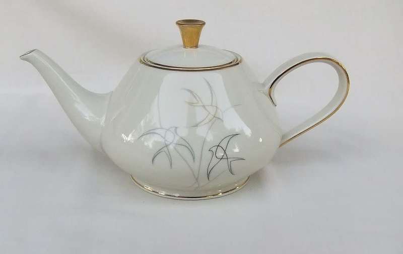A stunning German porcelain teapot by Alka Bavaria in the Swallows pattern
