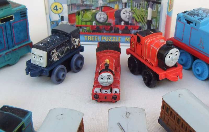 An adorable lot of Thomas the tank engine & friends models plus complete puzzle - Bid for the lot
