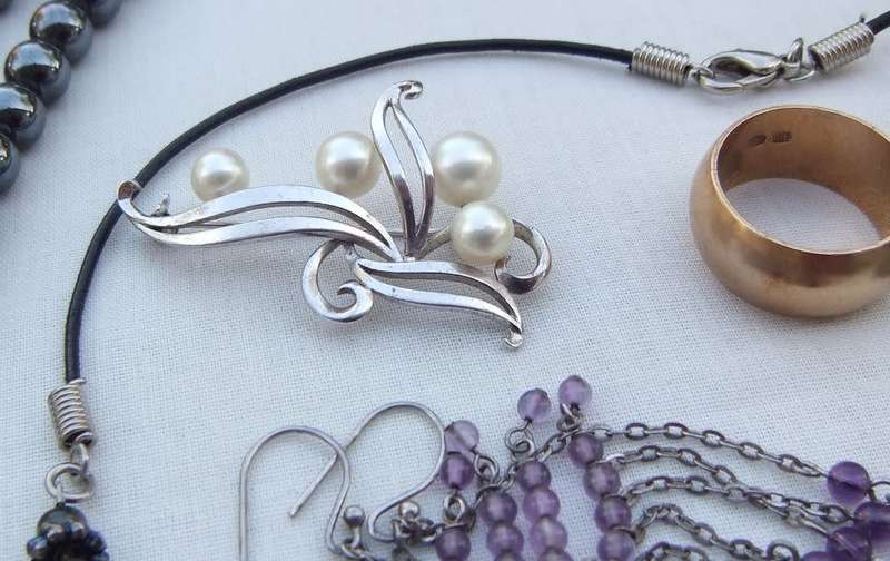 A joblot of vintage jewelry items , accessories and spare parts - Bid for the lot !!