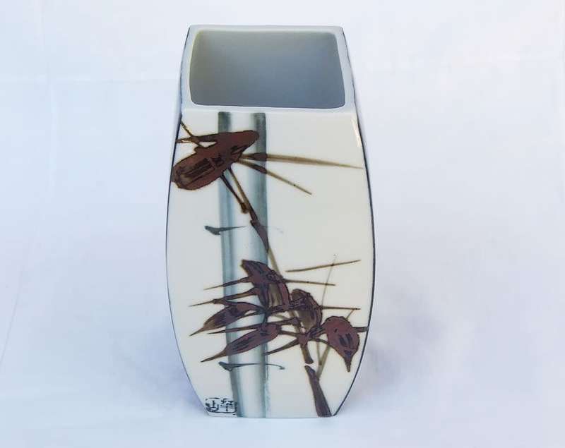 An absolutely gorgeous signed hand painted Chinese porcelain vase in excellent condition