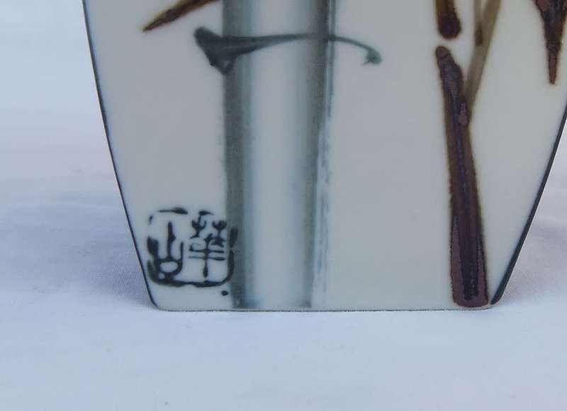 An absolutely gorgeous signed hand painted Chinese porcelain vase in excellent condition