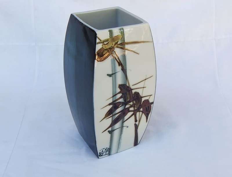An absolutely gorgeous signed hand painted Chinese porcelain vase in excellent condition