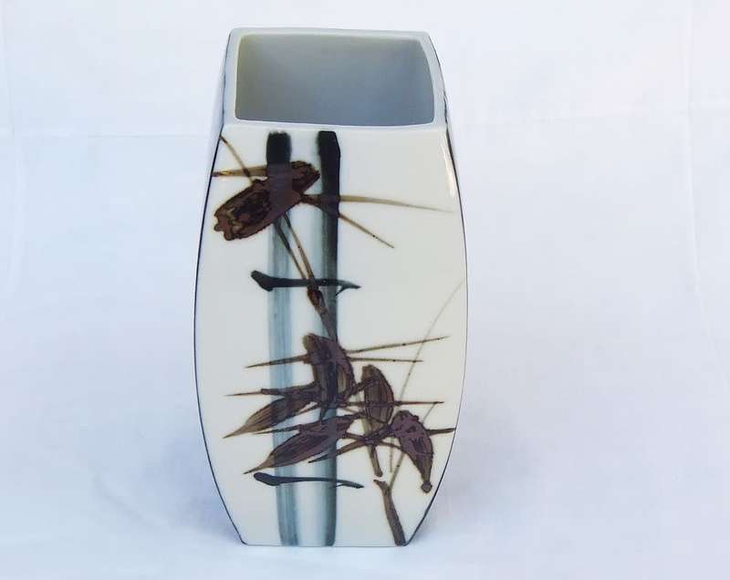An absolutely gorgeous signed hand painted Chinese porcelain vase in excellent condition