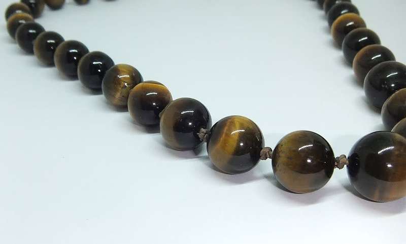 A rarely seen vintage genuine Tigers Eye gemstone orb necklace with a beautiful silver clasp