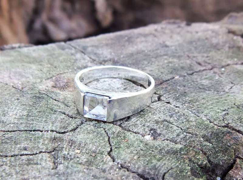 A great quality solid sterling silver ring with a faceted square inset in excellent condition