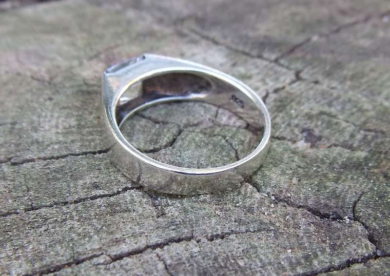 A great quality solid sterling silver ring with a faceted square inset in excellent condition