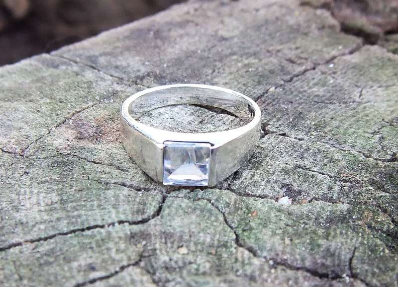 A great quality solid sterling silver ring with a faceted square inset in excellent condition