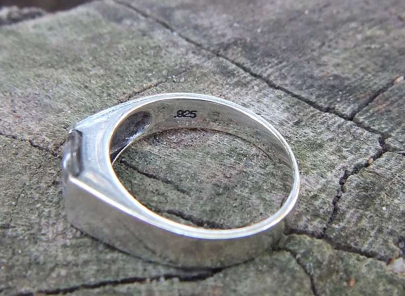 A great quality solid sterling silver ring with a faceted square inset in excellent condition