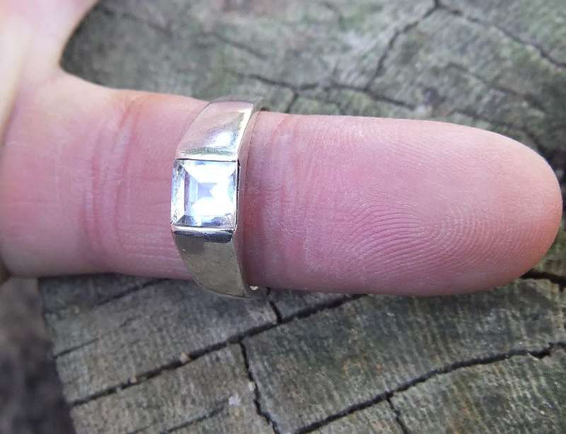 A great quality solid sterling silver ring with a faceted square inset in excellent condition