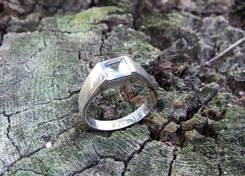 A great quality solid sterling silver ring with a faceted square inset in excellent condition
