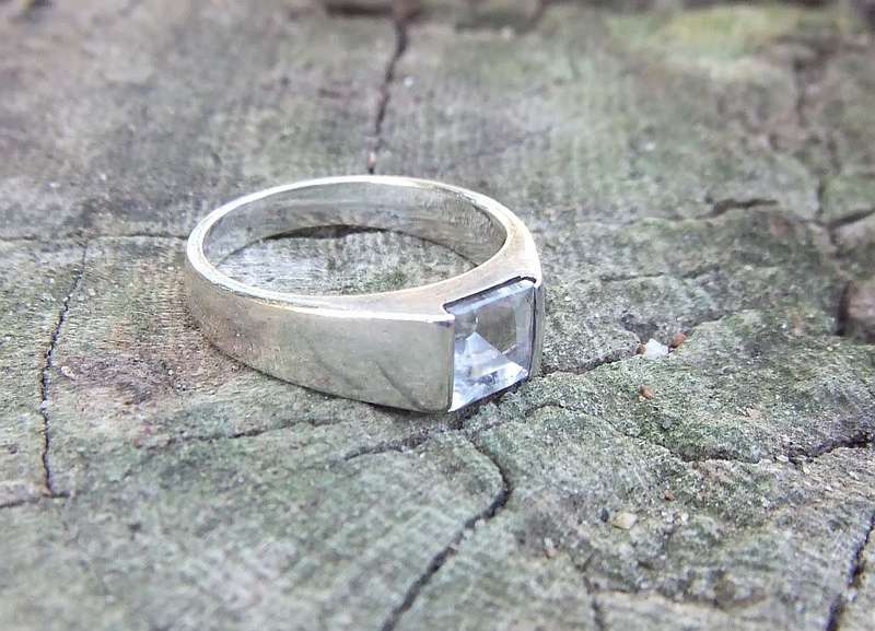 A great quality solid sterling silver ring with a faceted square inset in excellent condition